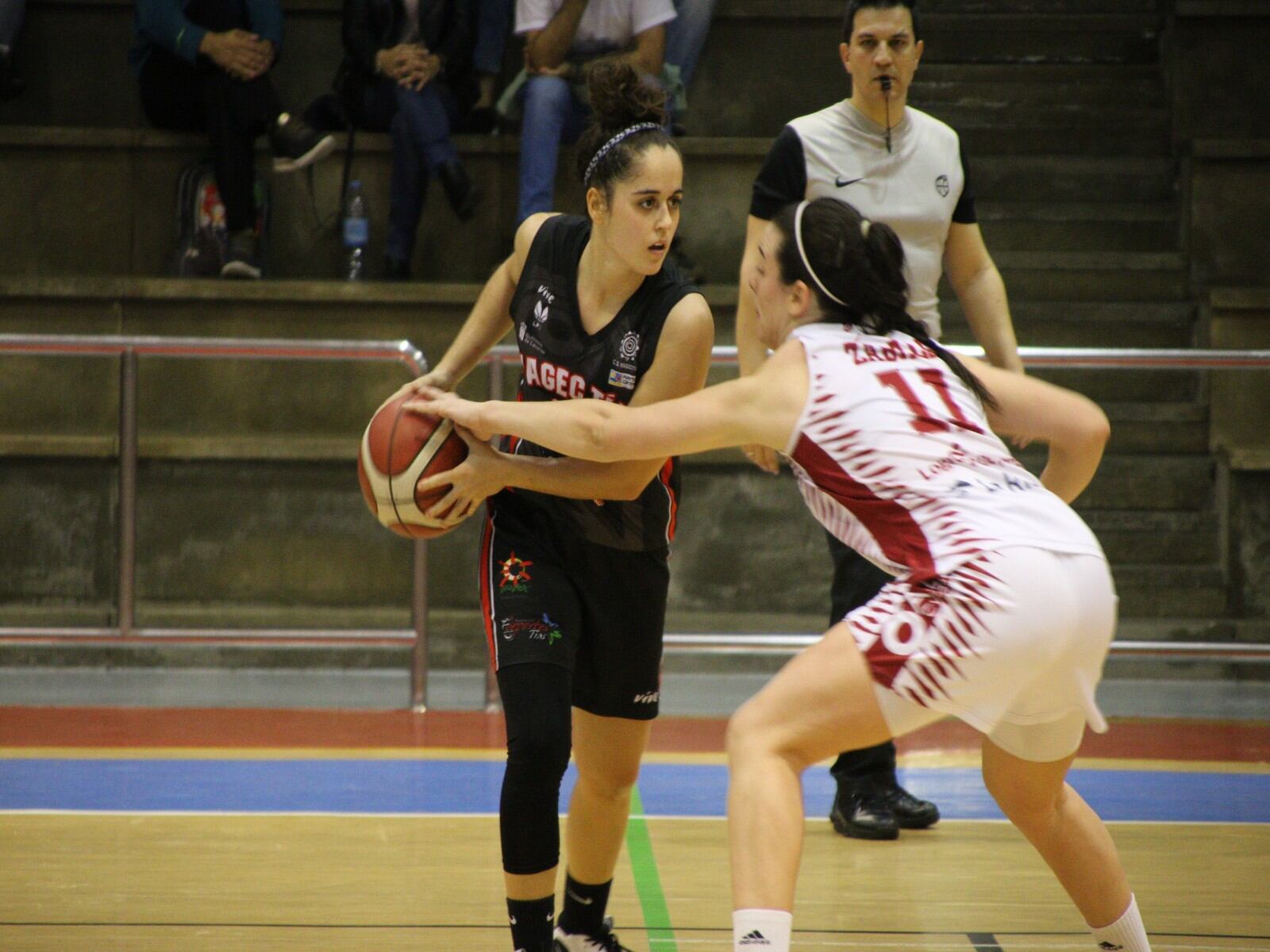 Una de las jugadoras del Magec Tías protegiendo el balón.