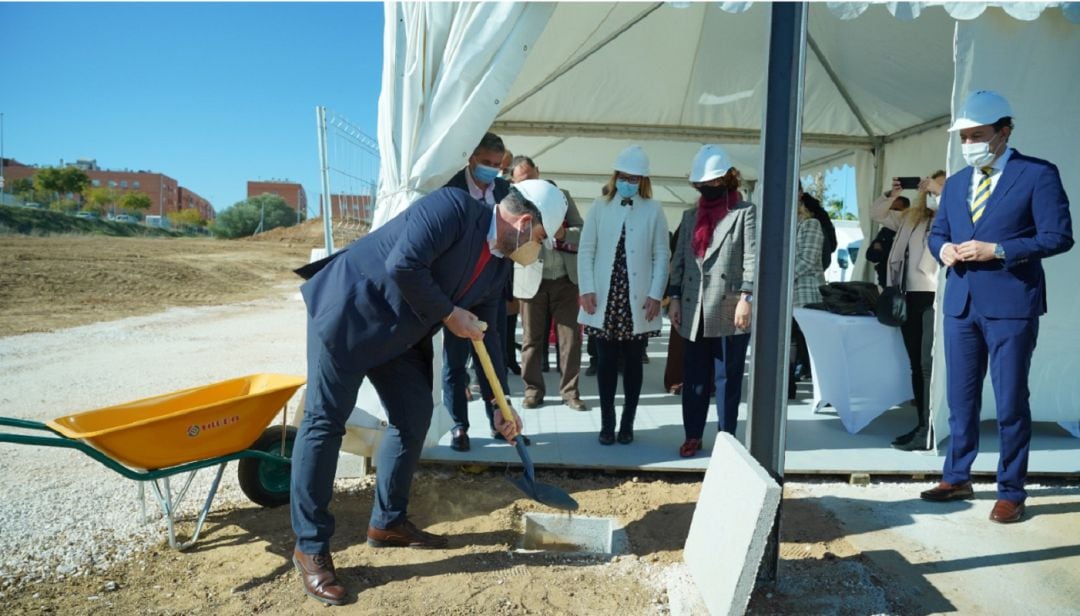 Andrés Rodríguez, director general de la cooperativa, en la colocación de la primera piedra del Centro Intergeneracional Integrado en Dos Hermanas