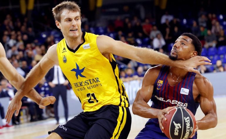 Phill Pressey del FC Barcelona y Tim Abromatis 