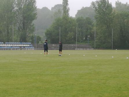 Anquela y Linares mantienen una conversación durante el entrenamiento.