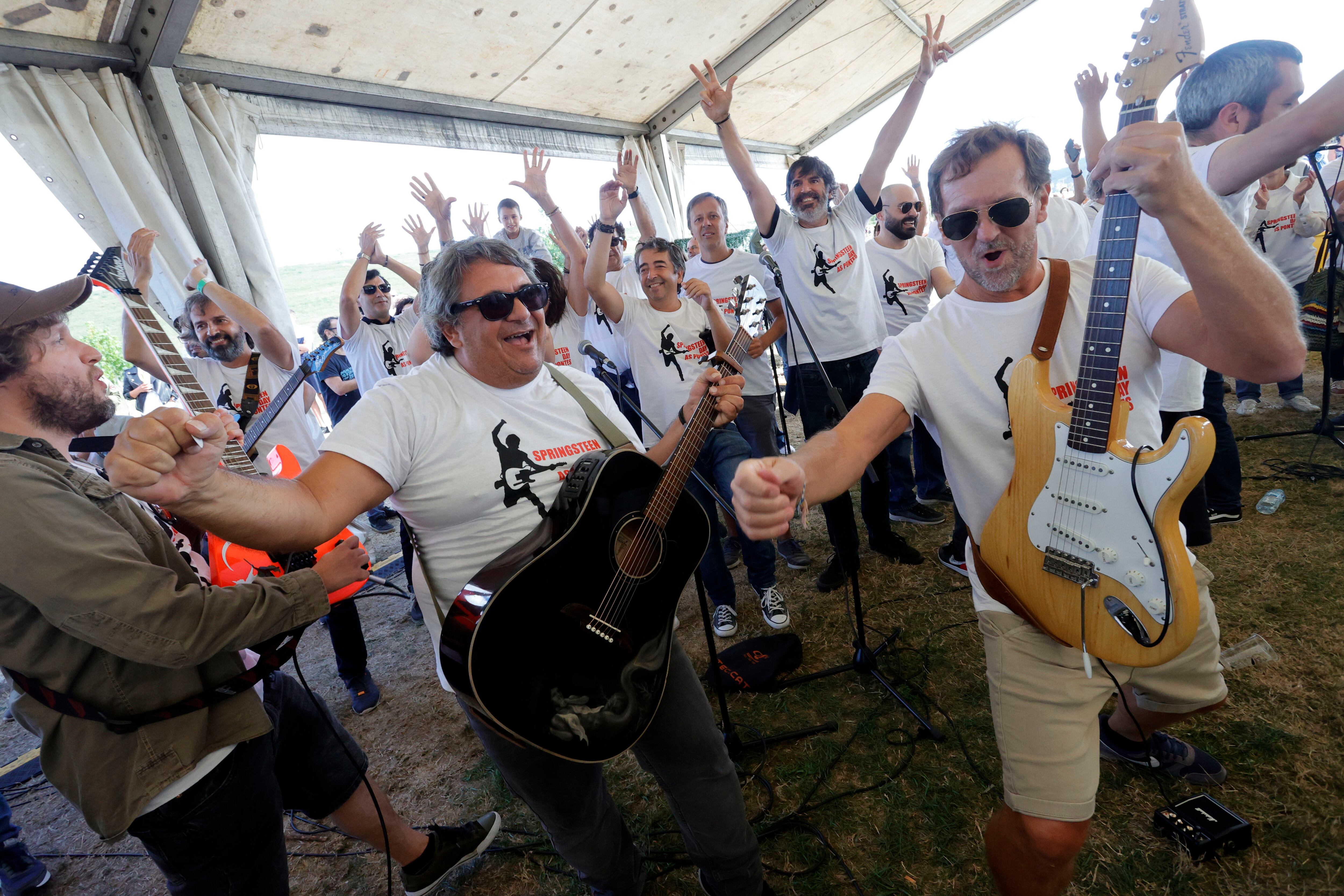 AS PONTES, 03/09/2022.- Varios músicos interpretan el tema No Surrender durante el Springsteen Day en As Pontes este sábado. EFE/ Kiko Delgado