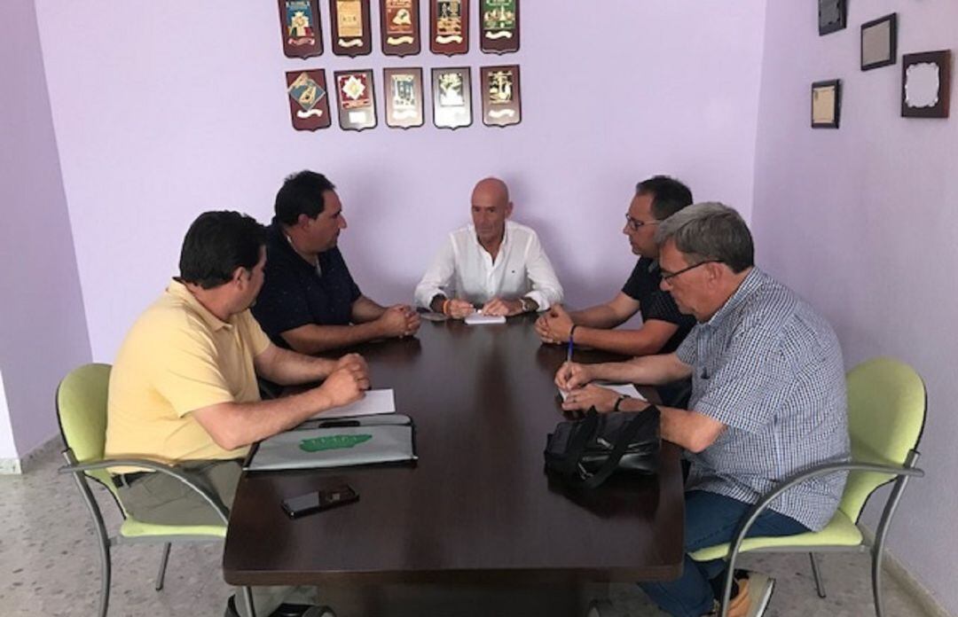 Reunión del concejal de Salud y Consumo, Pedro Cintero, con representantes del sector de la venta ambulante.