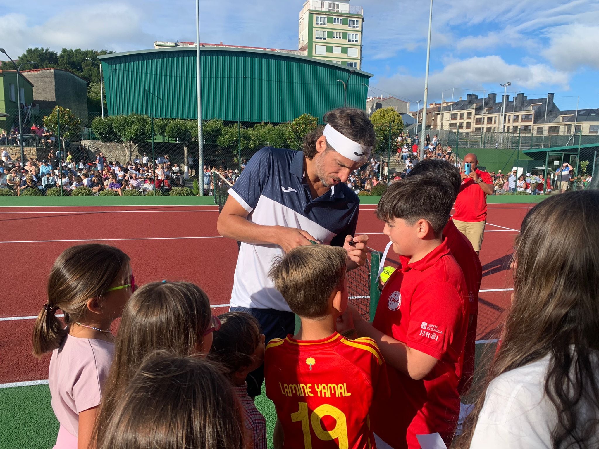 Feliciano López atiende este sábado a seguidores en la pista principal del Casino Ferrolano-Tenis Club antes de su partido de exhibición con Tommy Robredo (foto: Raúl Salgado)