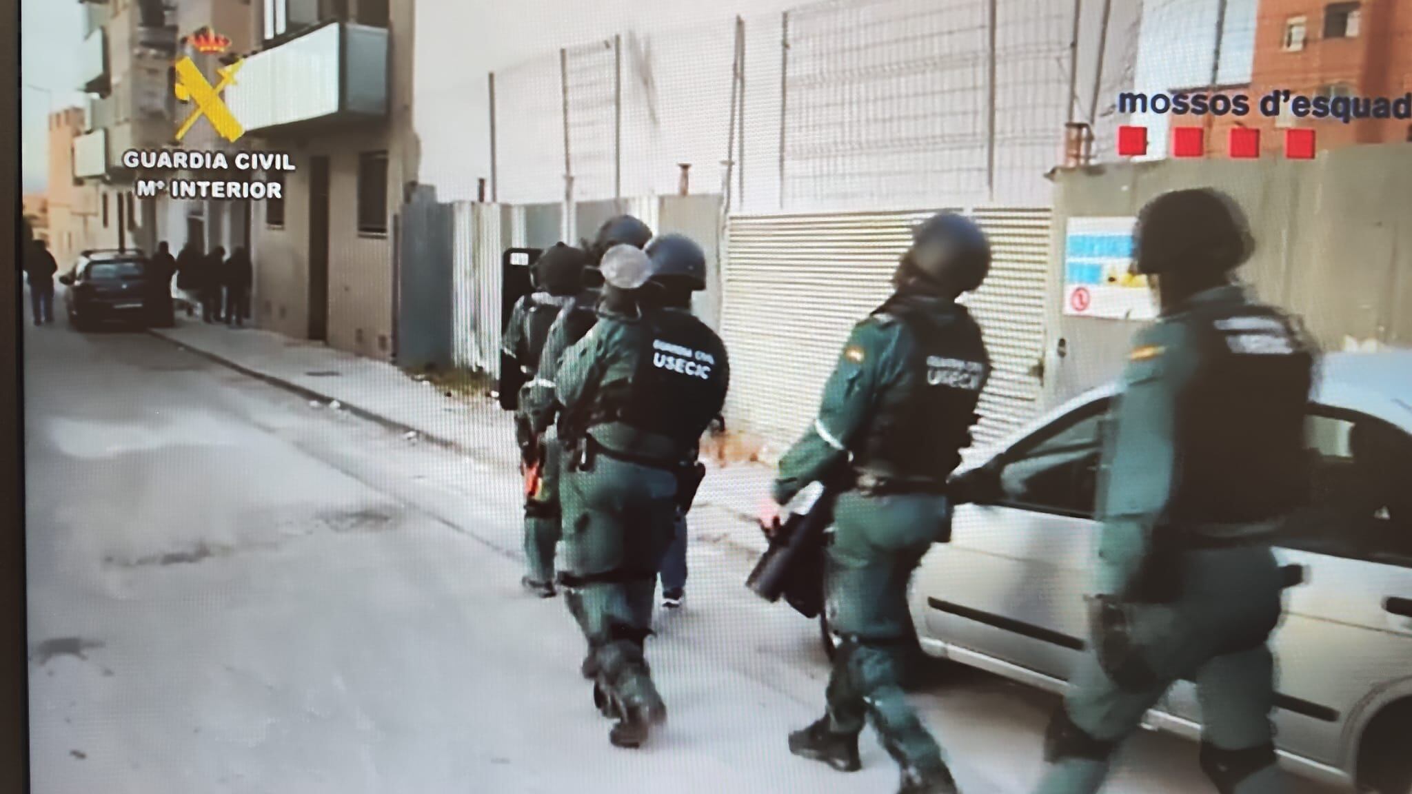 Operatiu policial contra una banda que assaltava bancs. Un d'ells, el d'Oliana, l'estiu passat.