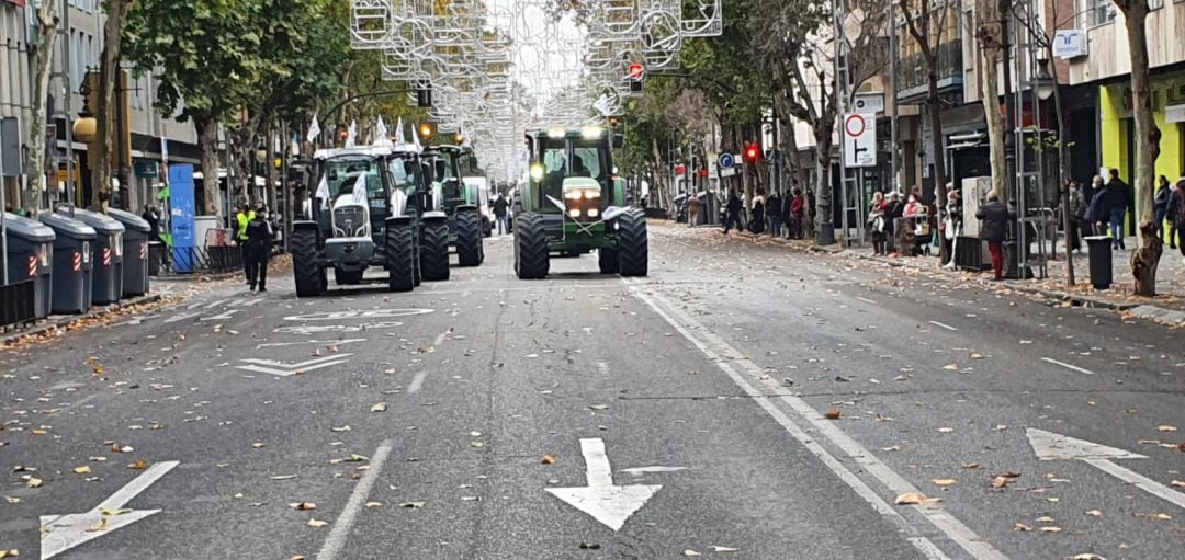 Tractores de la caravana en Ronda de los Tejares.