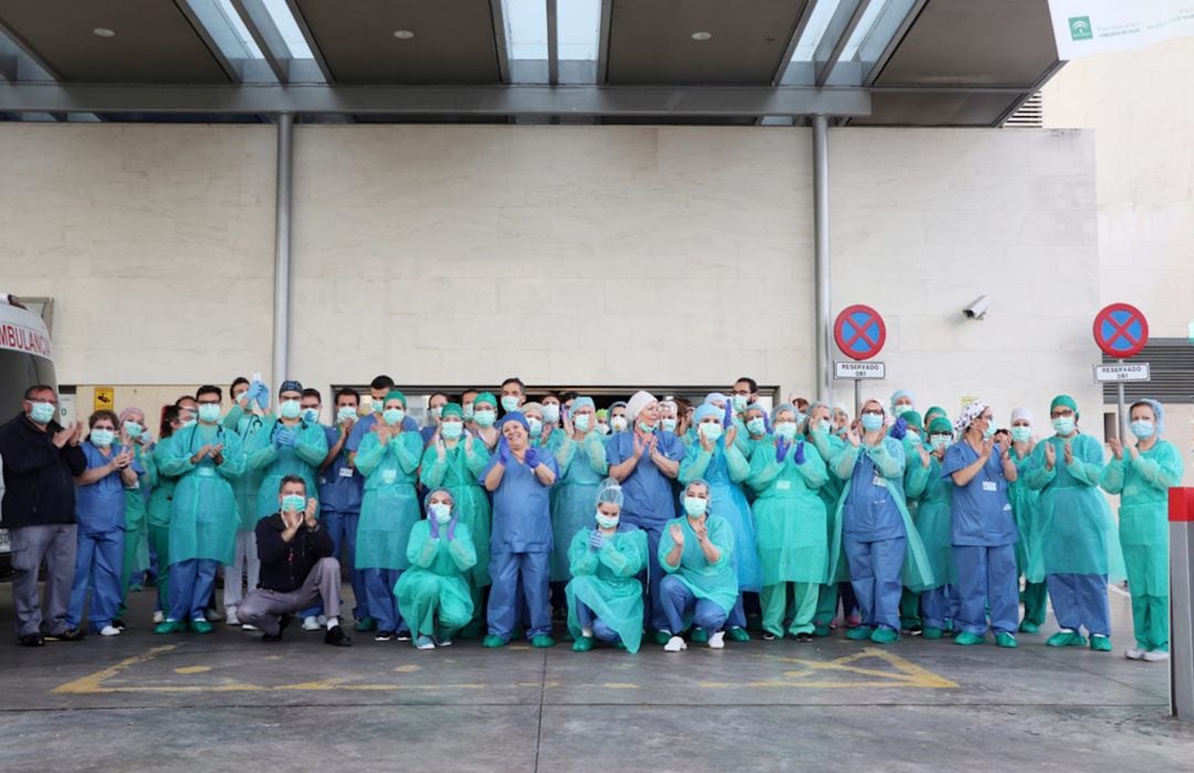 Personal de Urgencias del Hospital Reina Sofía de Córdoba durante el aplauso diario al personal sanitario en el pórtico de urgencias del hospital