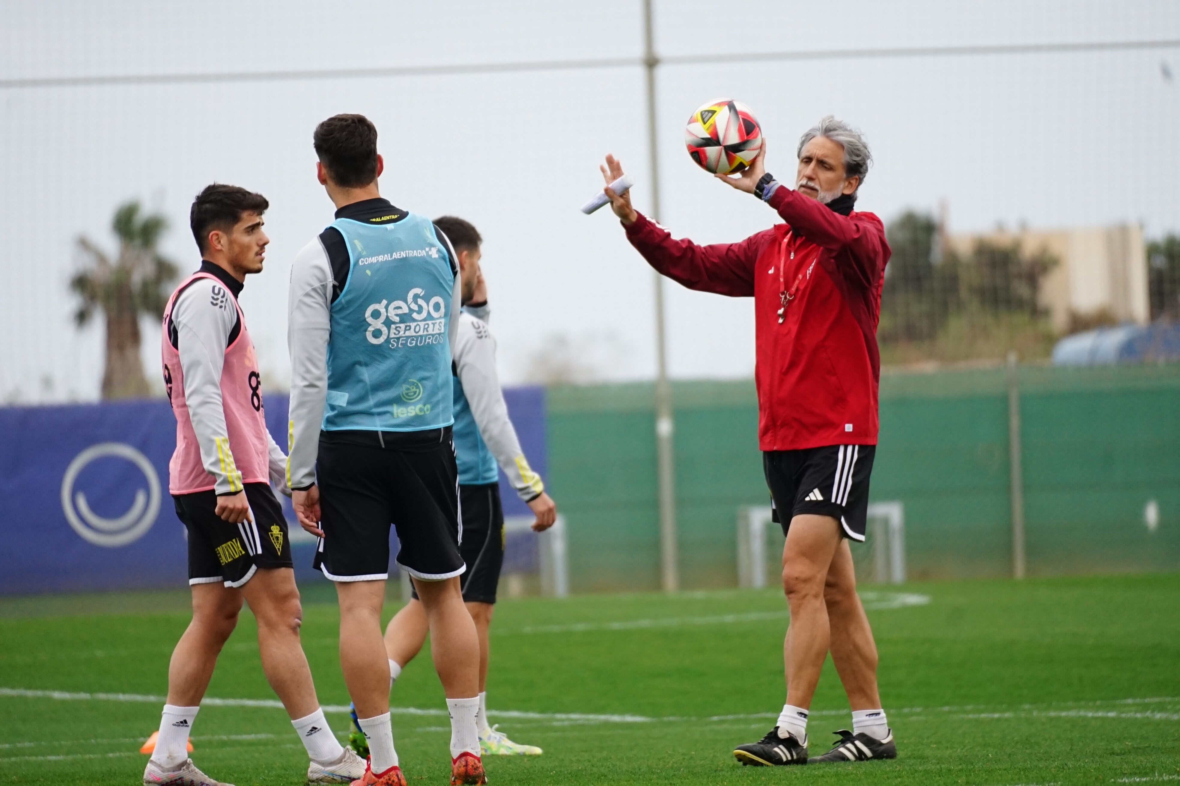 Pablo Alfaro dirige un entrenamiento del Real Murcia. Febrero 2024