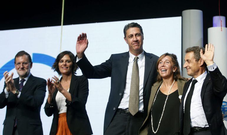 El presidente del Gobierno junto al expresidente francés Nicolas Sarkozy, la presidenta del PPC, Alicia Sánchez-Camacho, el candidato del PPC a la presidencia de la Generalitat, Xavier García Albiol y la candidata número cinco, Esperanza García 