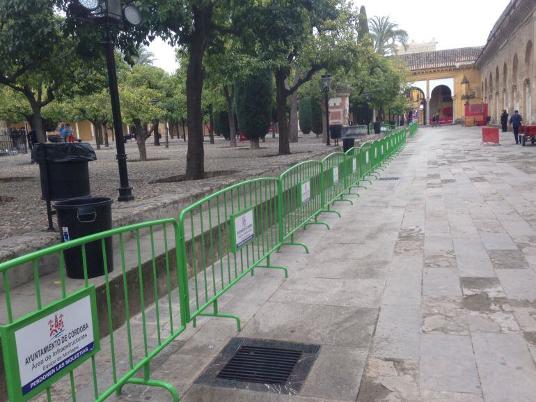 Patio de los Naranjos, preparado para el paso de las Cofradías