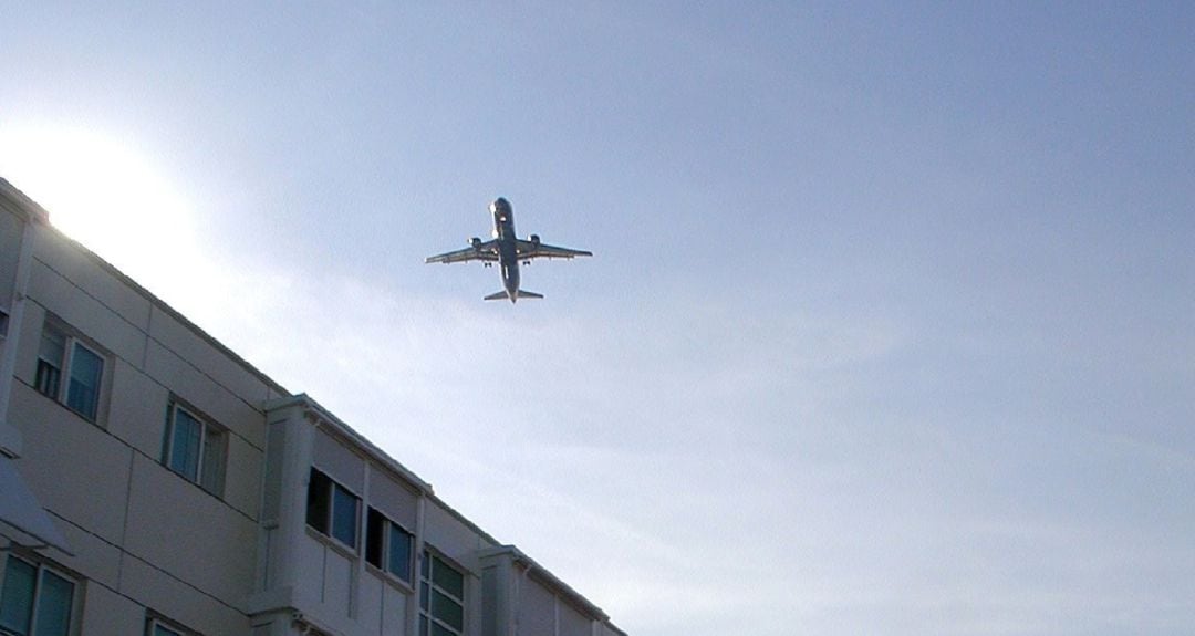 Avión por encima de la ciudad de Coslada