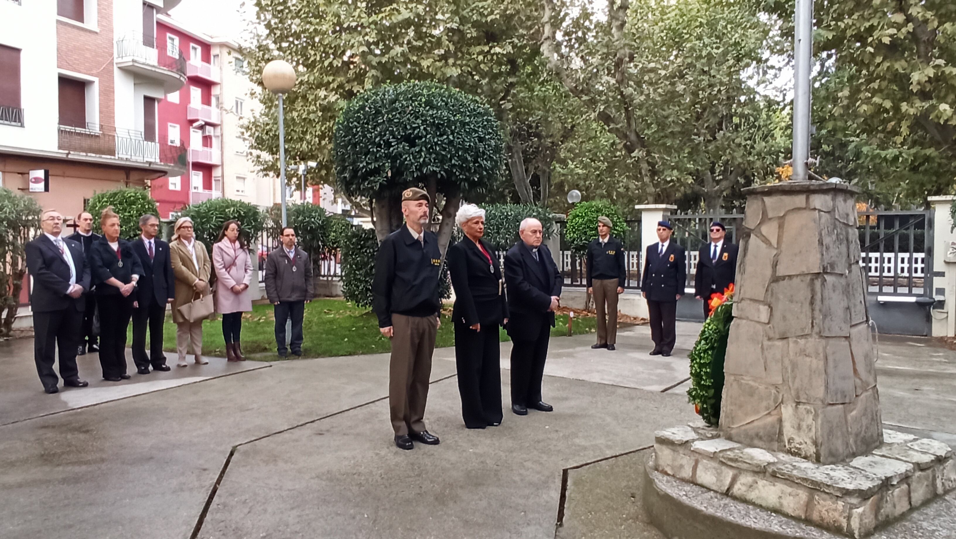 El subdelegado de Defensa en Huesca, junto a la priora de la cofradía de San Lorenzo y el consiliario tras depositar la corona de laurel