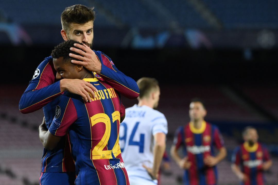 Piqué celebra su gol junto a Ansu Fati.