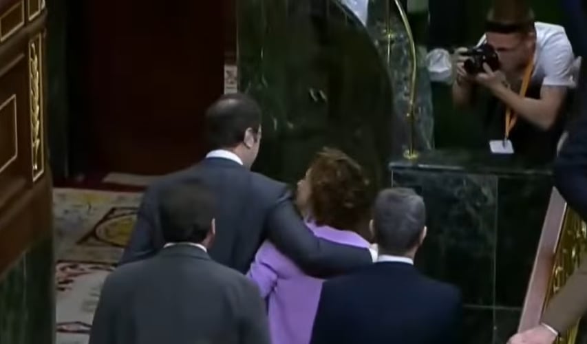 Momento en el que el fotógrafo César Vallejo (arriba a la derecha) saca la imagen de Montero y Cuerpo a su salida del hemiciclo.