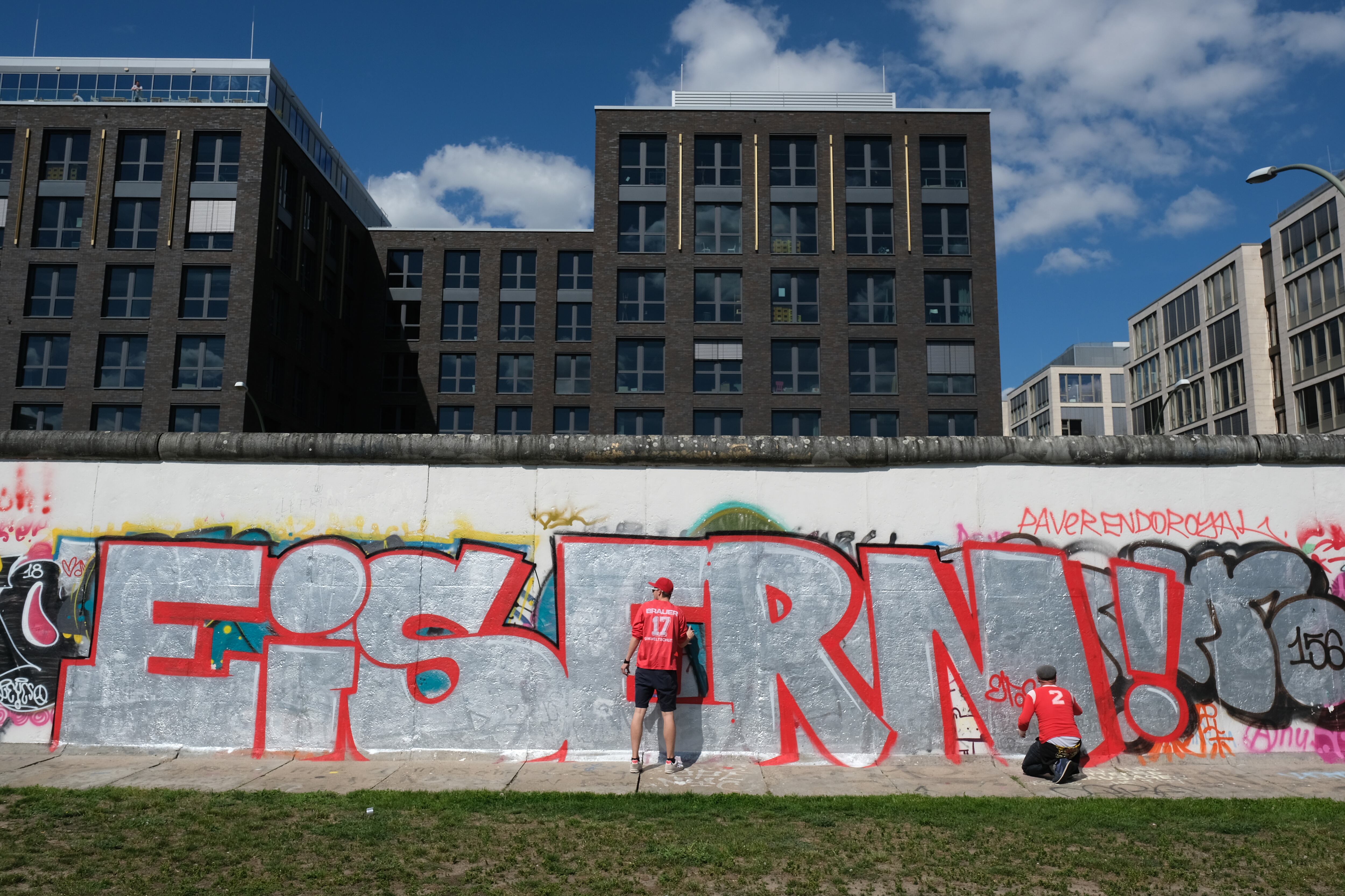 Aficionados del Union Berlin celebran el ascenso a Bundesliga pintando el Muro de Berlín.