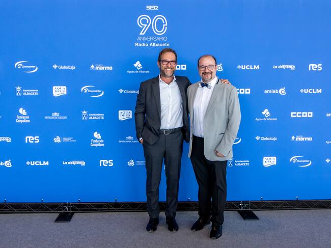 El director de comunicación de SER Castilla-La Mancha, Luis Ardila, y el director regional de musicales, Curro García.