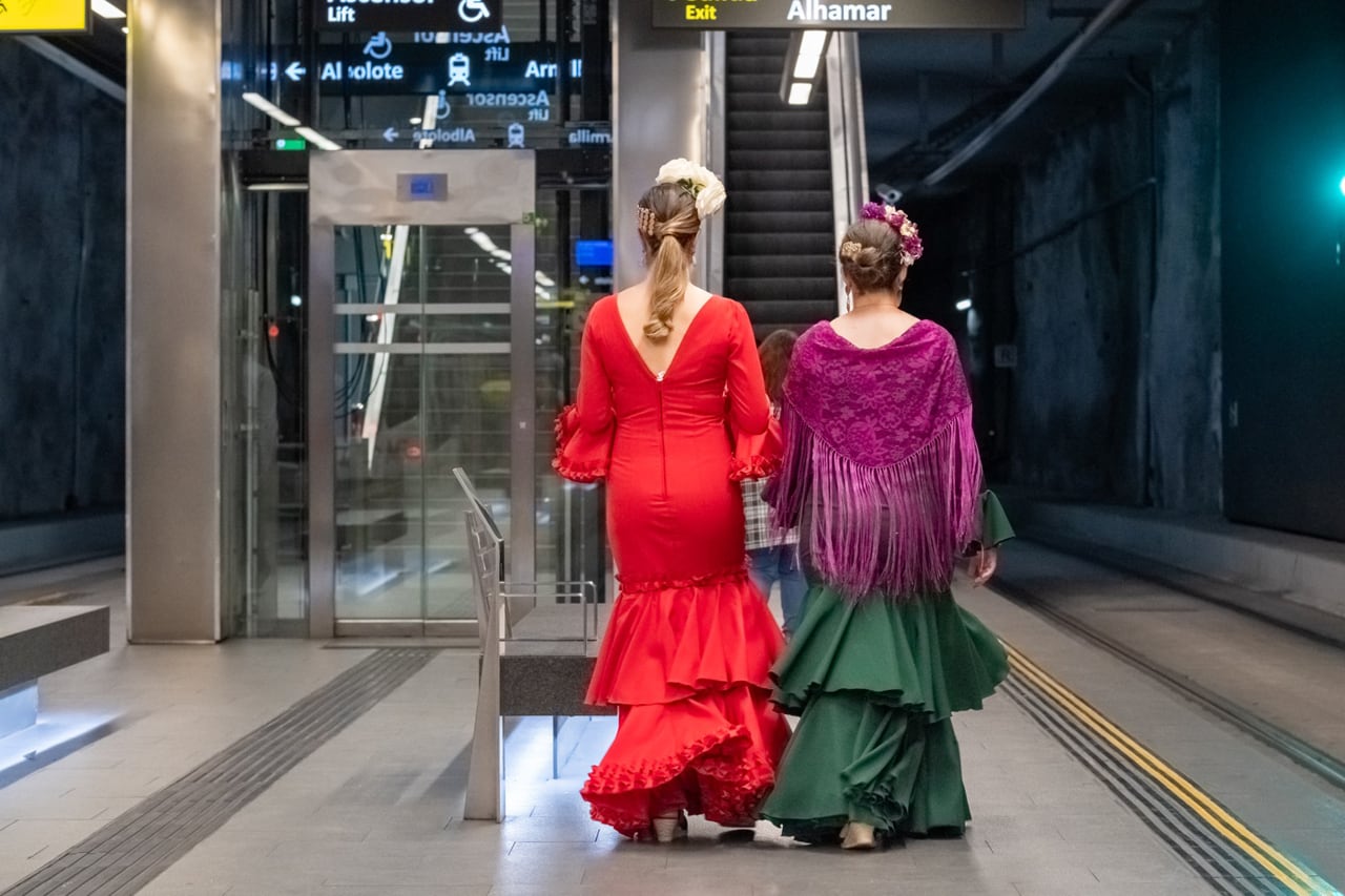 Foto de archivo de dos usuarias del metro de Granada durante la Feria del Corpus