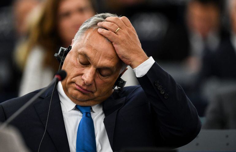 El primer ministro de Hungría, Viktor Orbán, escucha un discurso durante el pleno en el Parlamento Europeo en Estrasburgo, Francia.