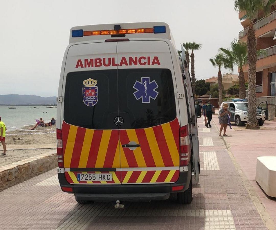 Fallece una mujer de 70 años mientras se bañaba en una playa de Los Alcázares 