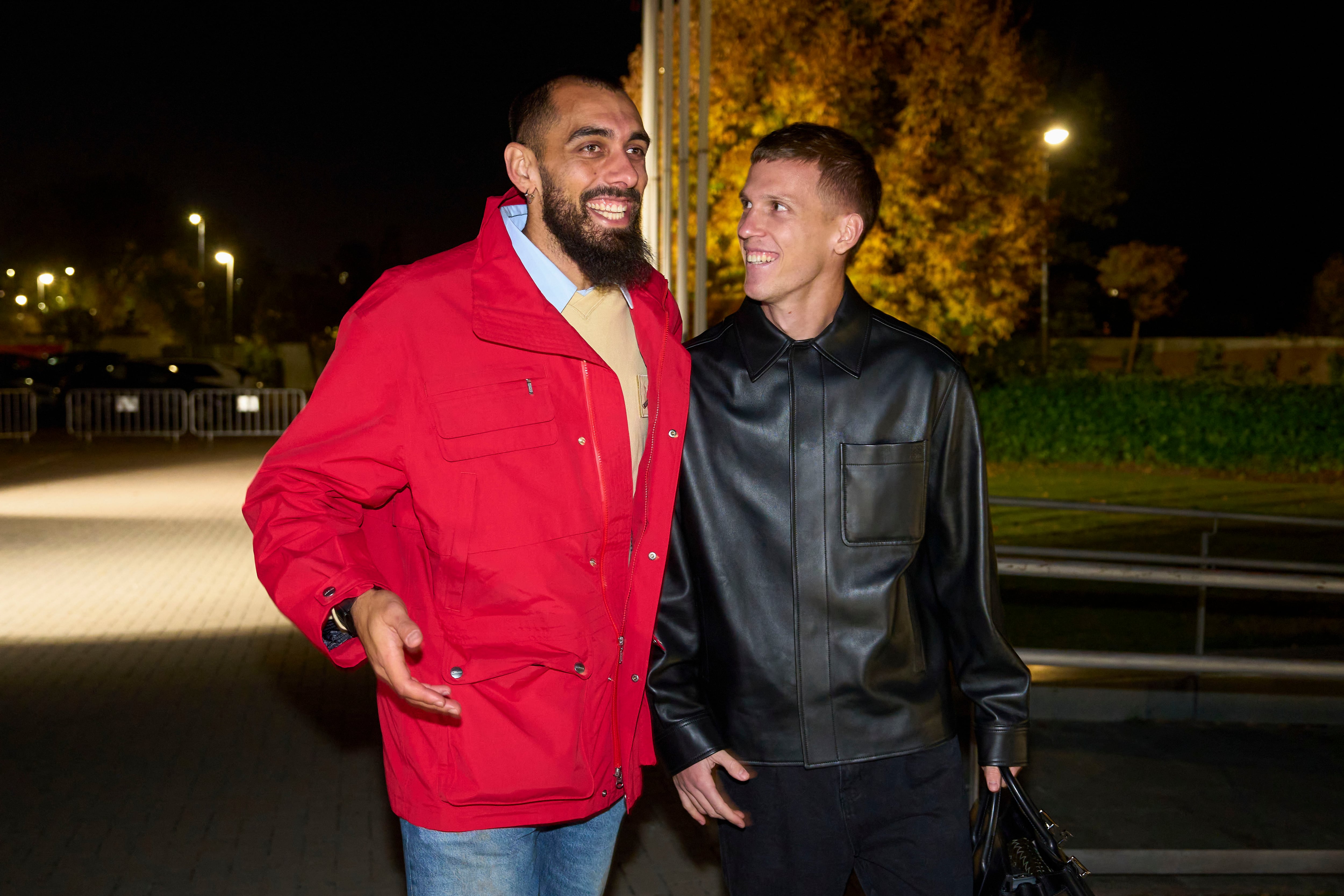 LAS ROZAS (MADRID), 10/11/2025.- Los jugadores de la selección española Dani Olmo (d) y Borja Iglesias (i) a su llegada este lunes a la Ciudad del Fútbol de Las Rozas, en Madrid, de cara a los partidos clasificatorios para el Mundial 2026 contra Georgia y Turquía. EFE/ Ángel Martínez / RFEF SÓLO USO EDITORIAL / SÓLO DISPONIBLE PARA ILUSTRAR LA NOTICIA QUE ACOMPAÑA (CRÉDITO OBLIGATORIO)
