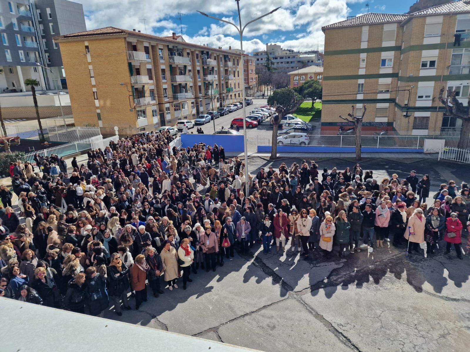 Foto de grupo de las personas participantes en el aniversario de Santa Rosa en Huesca