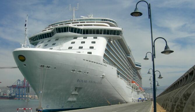 El buque de lujo Royal Princess atracado en el puerto de Málaga