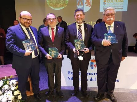 Ildefonso Alcalá, segundo por la izquierda, con otros premiados