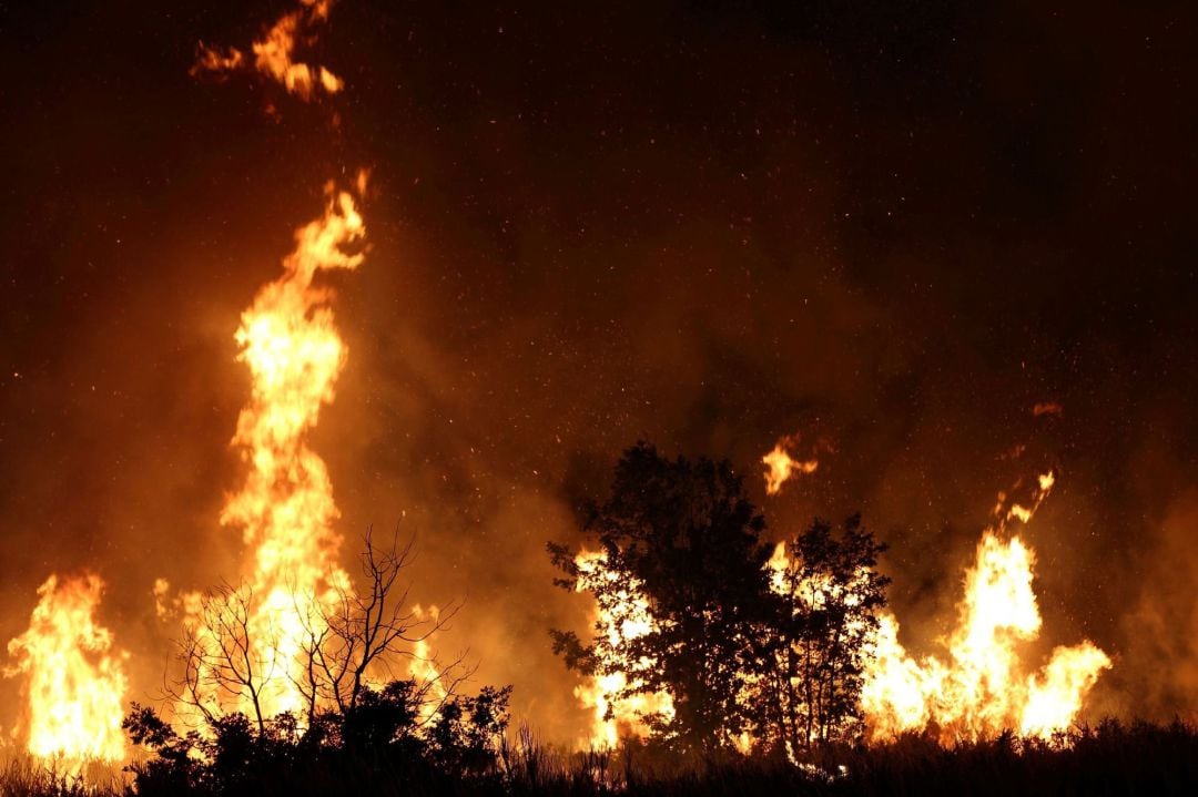 Imagen de archivo de un incendio en Cualedro. La localidad es, cada verano, una de las más castigadas por el fuego