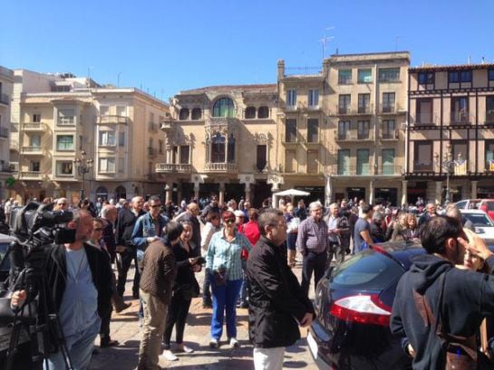 Los curiosos se agolpan en la plaza del Mercadal de Reus, ante el Ayuntamiento de la ciudad