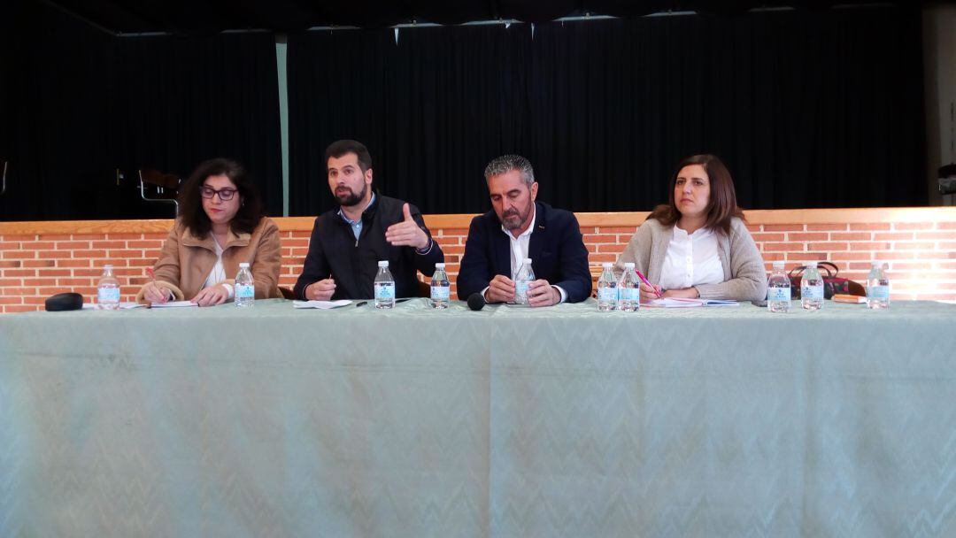 Imagen de archivo del alcalde de Milagros (3º por la izq.) en un acto público en el Centro Cultural con Mar Alcalde, Luis Tudanca y Esther Peña