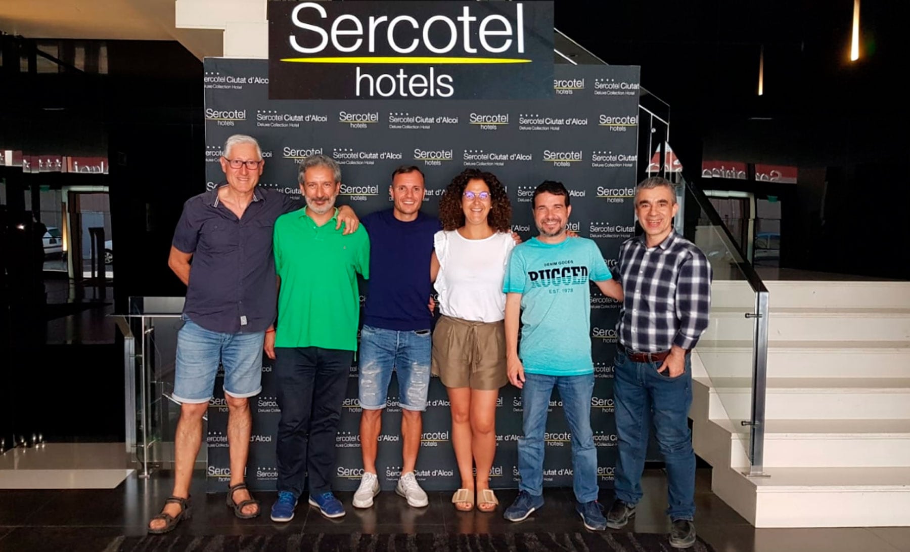 Gonzalo Belenguer, Rafa Carbonell, Juli, Lucía Capó, Ismael Mayor y Paco Agulló, en el hall del hotel Sercotel Ciutat d'Alcoi
