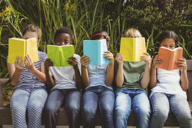 Niños leyendo