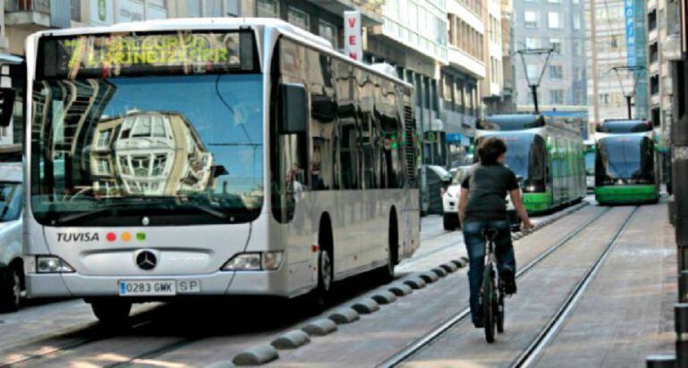 Un autobús de TUVISA pasa por la calle General Álava