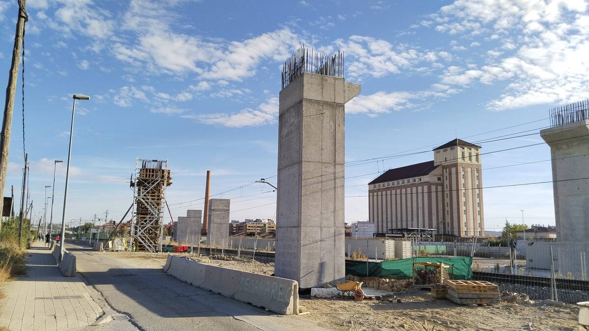 Los vecinos del Camino Viejo de Husillos recuerdan que ellos "ya están enterrados tras un muro de hormigón"