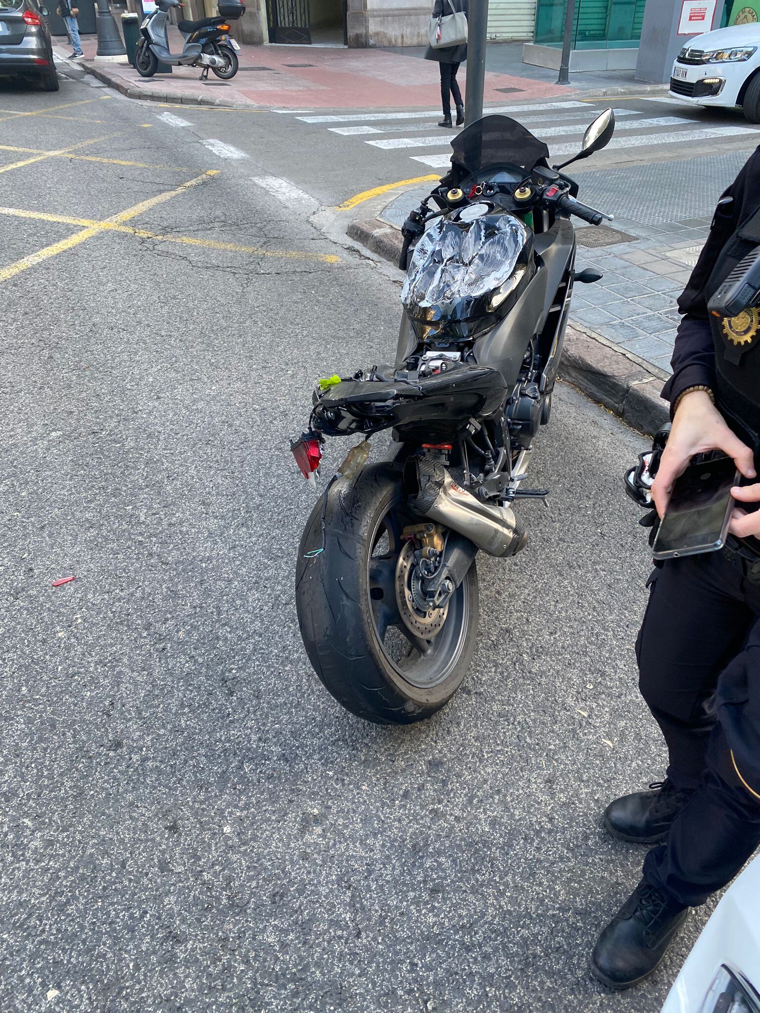 Un conductor drogado alcanza a un motoritas y le deja heridas de gravedad en València. Fuente: gabinete Policía Local