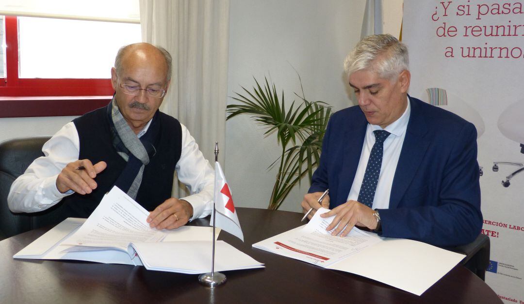 Felipe Ferreiro, presidente provincial de Cruz Roja en Ourense, y Guillermo Díez Iglesias, decano presidente del Colegio de Economistas de Ourense