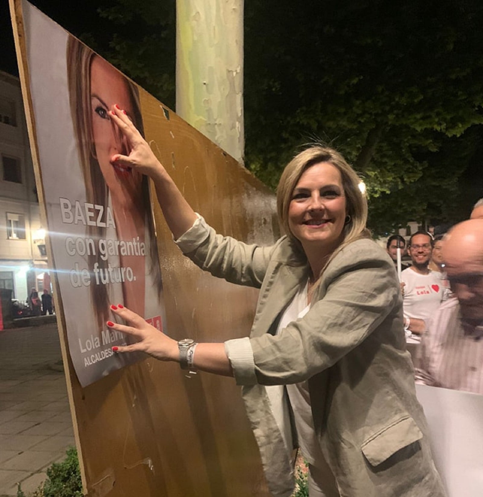 La candidata del PSOE a la Alcaldía de Baeza y alcaldesa en funciones, Lola Marín, durante la pegada de carteles para el 28M