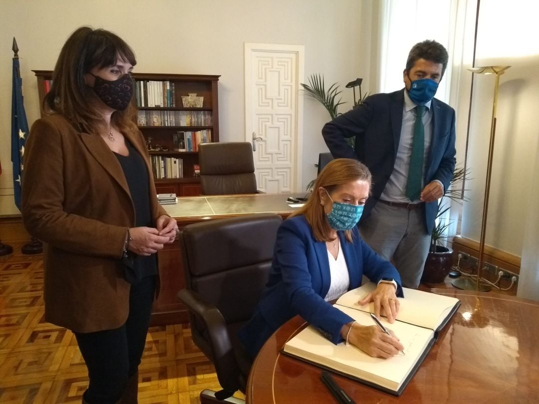 La vicepresidenta segunda del Congreso, Ana Pastor, firma en el Libro de Honor de la Diputación de Alicante.