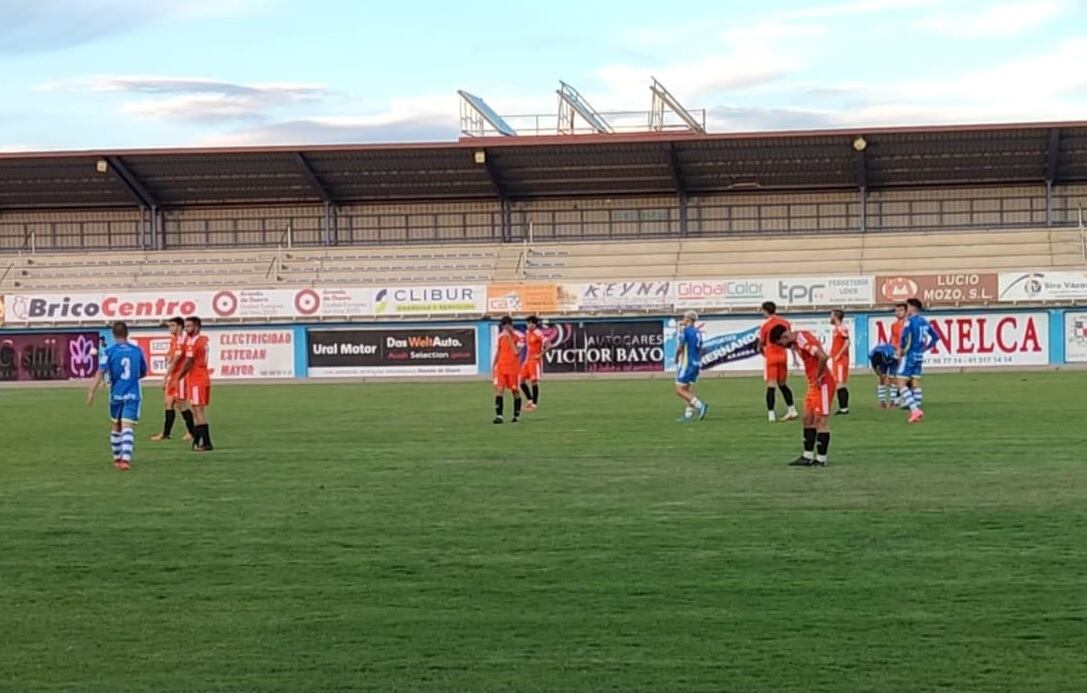Una acción del segundo tiempo entre blanquiazules y naranjas en El Montecillo