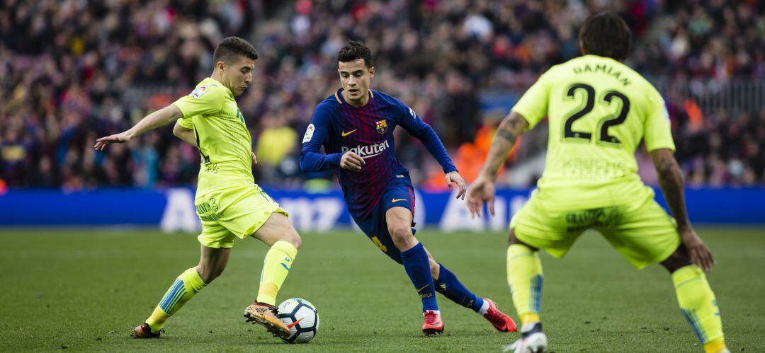 El blaugrana Coutinho (c) intenta arrebatar al azulón Portillo (i) un balón durante el duelo de la temporada pasada en el Camp Nou.