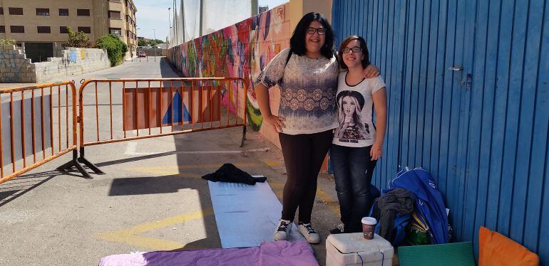 Judith y Marta llevan más de 24 horas haciendo cola por ver a su ídolo Antonio José en Tarancón. 