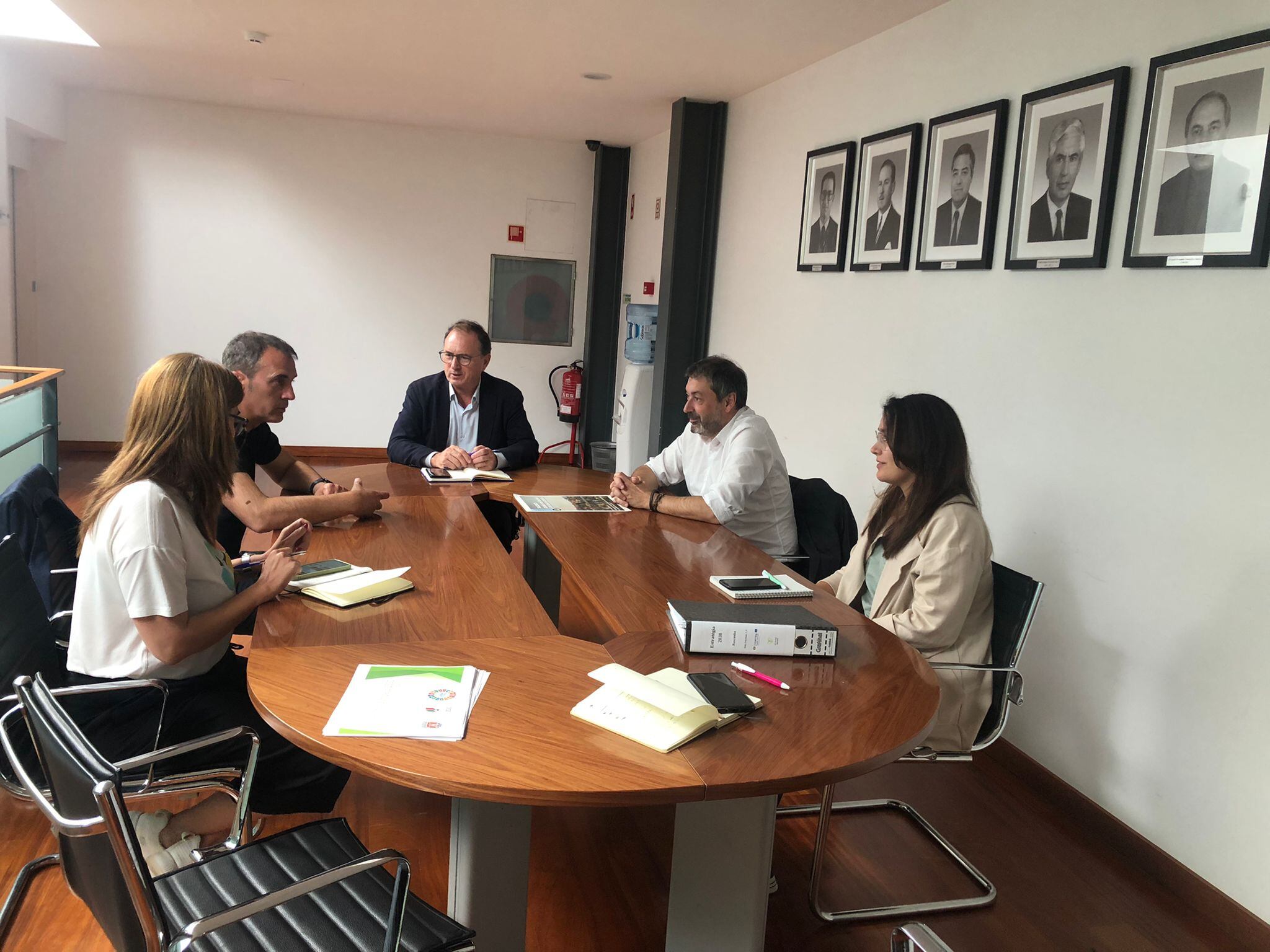 El alcalde de Tui, Enrique Cabaleiro (segundo por la izquierda), en una reunión con representantes de la Cámara Municipal de Valença.