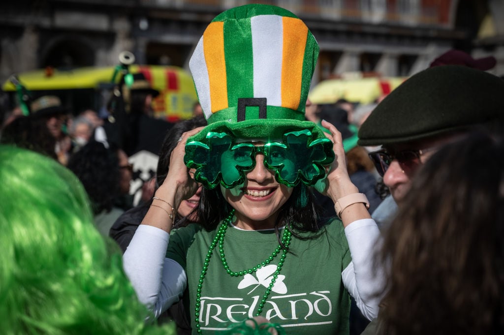 Una de las asistentes al desfile en honor a San Patricio, patrón de Irlanda, en el evento de Madrid del año 2023