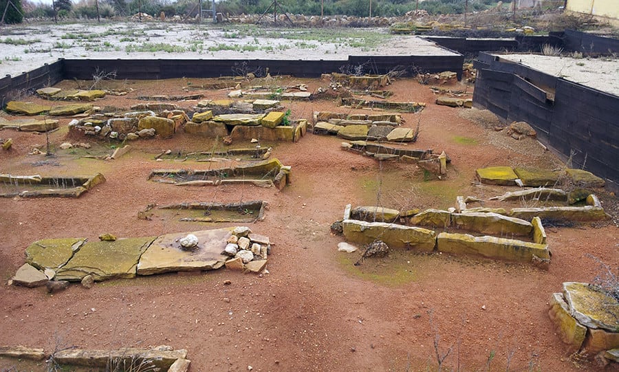 El cementerio de Peñarrubia se cubrió con una losa de hormigón. Queda al descubierto cuando baja el nivel del pantano (década de los 90 del siglo XX)