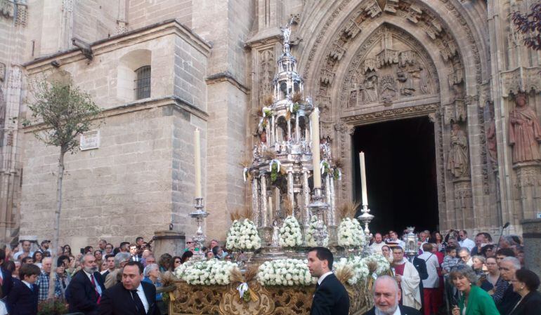 La Custodia de Arfe tras salir de la Catedral por la Puerta de San Miguel