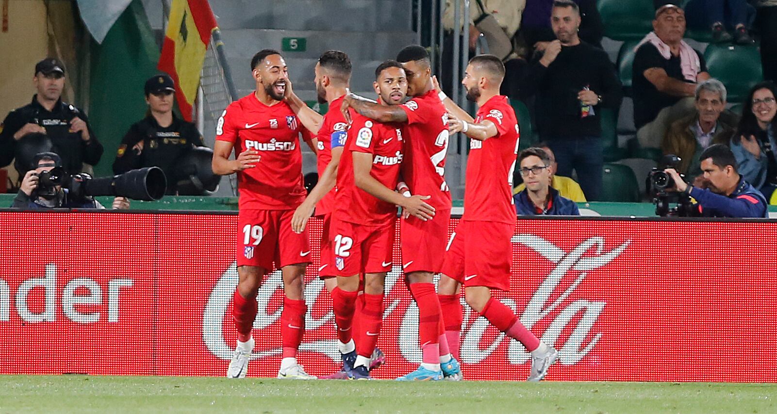 El delantero del Atlético de Madrid Matheus Cunha celebra con sus compañeros tras marcar ante el Elche, durante el partido de Liga en Primera División que se disputa hoy miércoles en el estadio Martínez Valero.