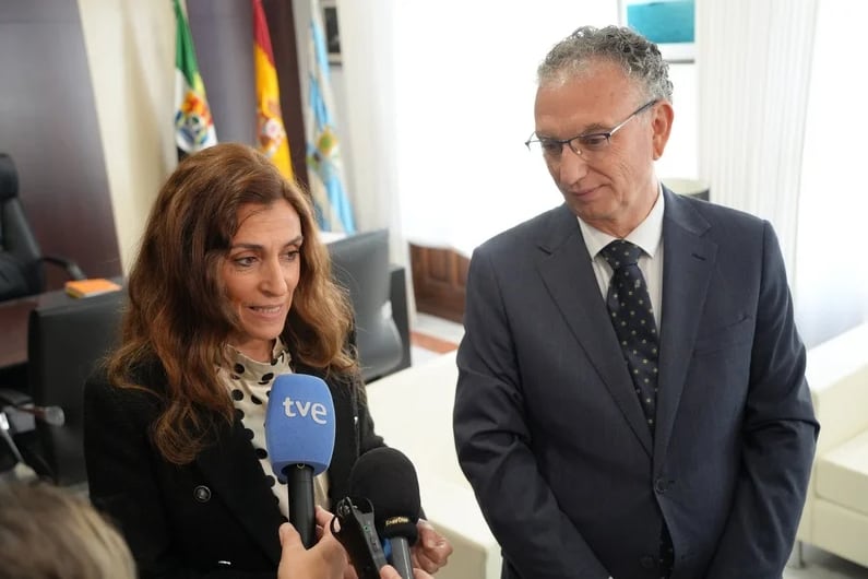 La alcaldesa de Villanueva de la Serena, Ana Belén Fernández, y el delegado del Gobierno, José Luis Quintana