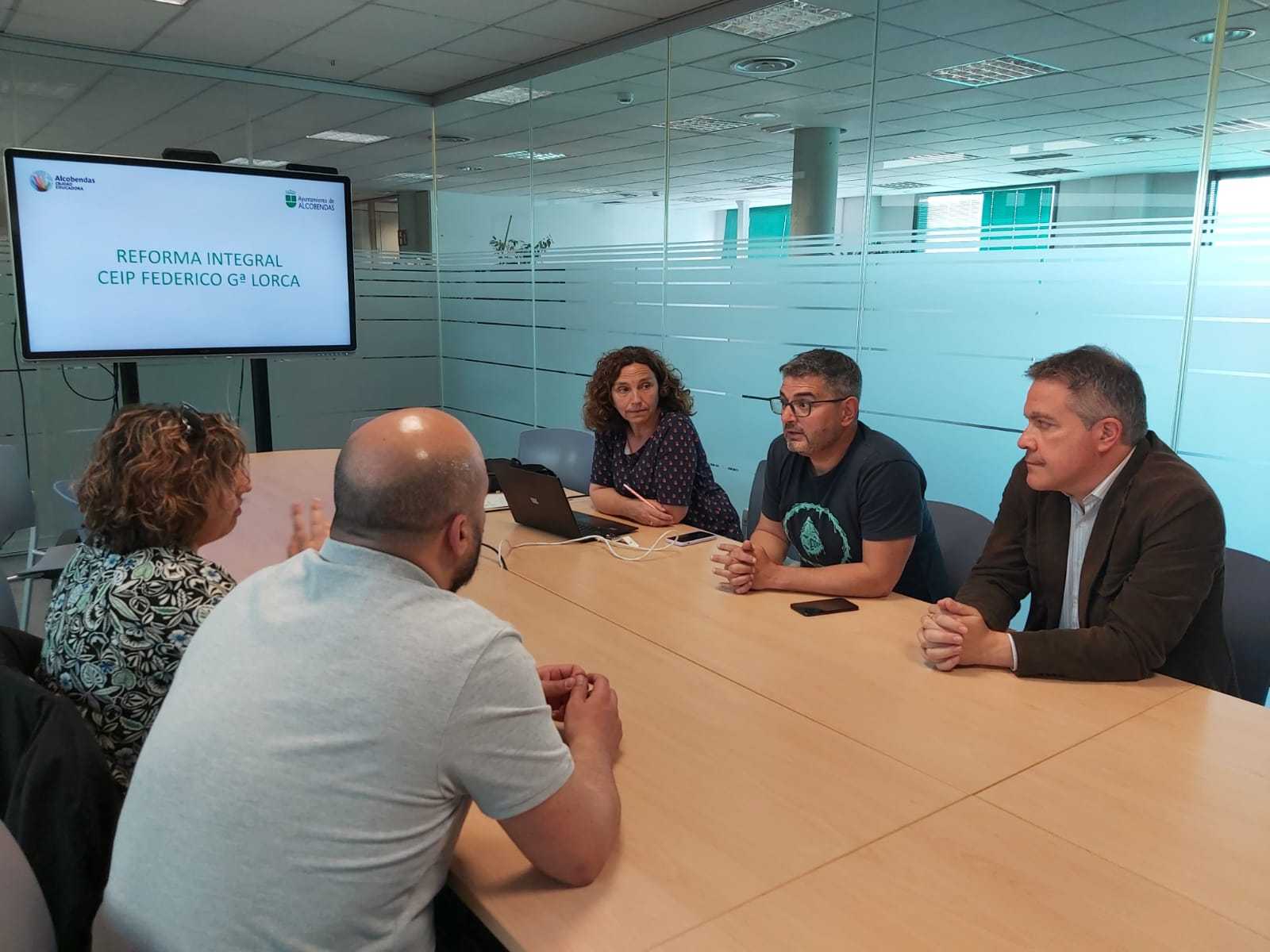 El vicealcalde de Alcobendas, Rafael Sánchez Acera, la concejala de Educación, Ana Sotos, y el concejal de Economía, Ángel Sánchez Sanguino, en una reunión con la AMPA del colegio Federico García Lorca