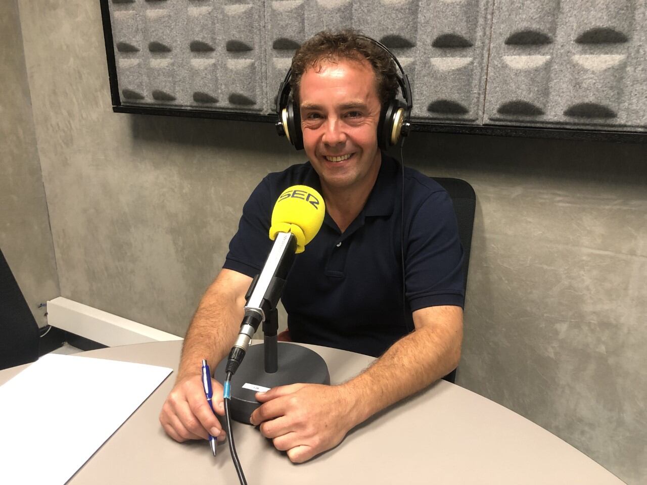 El alcalde Ermua ha visitado los estudios de Radio Eibar para comentar algunos asuntos de la actualidad de la villa ermuarra