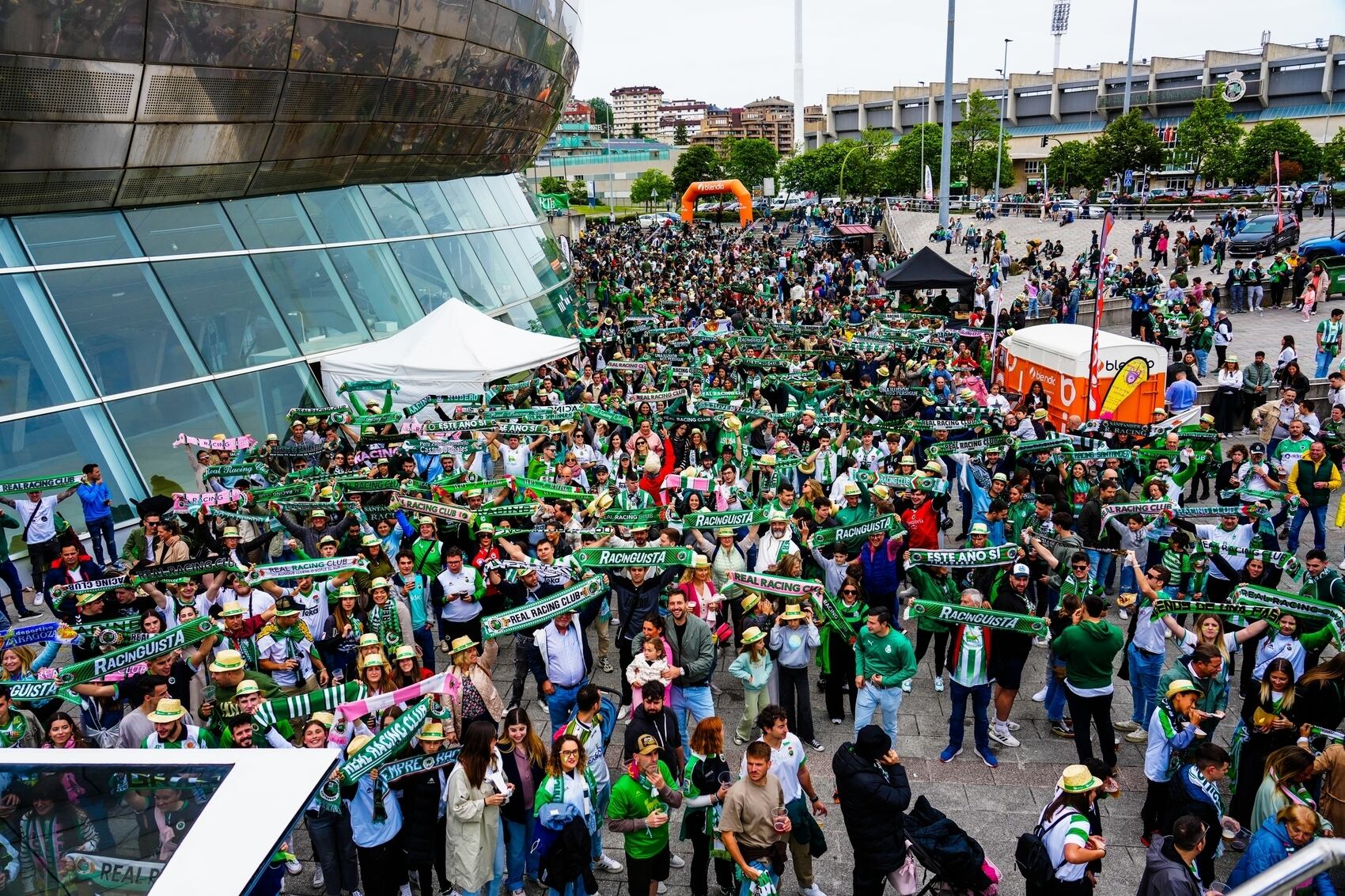 Afición del Racing en la Fan Zone de la Ballena