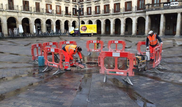 Operarios trabajan para solucionar el charco de la Plaza de España